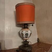 Lampada vintage in ceramica decorata e ottone