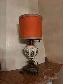 Lampada vintage in ceramica decorata e ottone