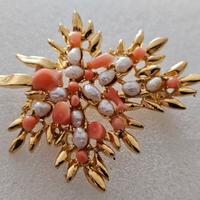 Spilla Vintage dorata con Perle Barocche e Corallo