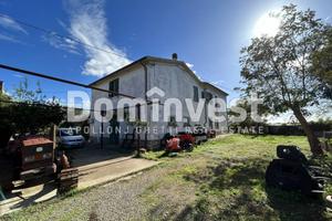 Rustico / Casale di 300 m² con più di 5 locali e b