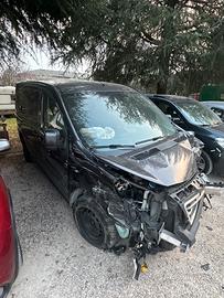 FURGONE PEUGEOT INCINDENTATO