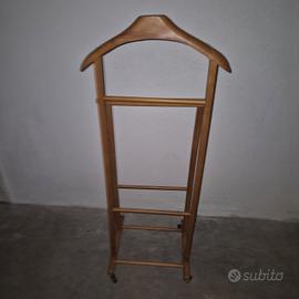 Servomuto da camera in legno con ruote. 