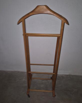 Servomuto da camera in legno con ruote. 