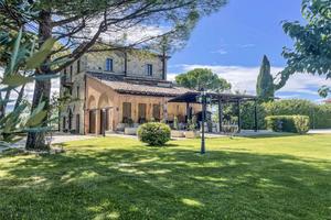 FRATTA TODINA: PROPRIETA' ESCLUSIVA CON PARCO PRIV