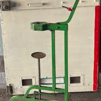 Tappatrice a leva in metallo per tappi in sughero