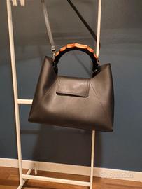 Borsa a tracolla nera manico rigido