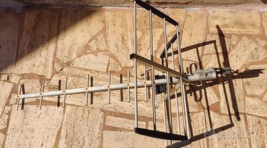 Antenna Tv e amplificatore da palo 