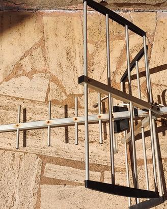 Antenna Tv e amplificatore da palo 