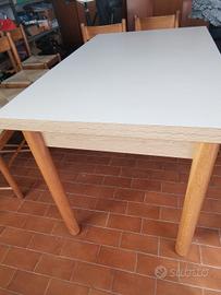tavolo da cucina con sedie 