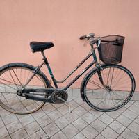 Bicicletta da 26 nera vintage olimpia con cesto
