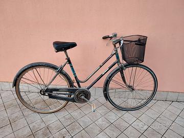 Bicicletta da 26 nera vintage olimpia con cesto