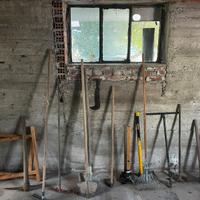 Rastrelli e altre attrezzature da giardino