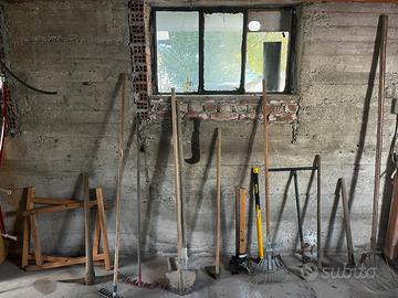 Rastrelli e altre attrezzature da giardino