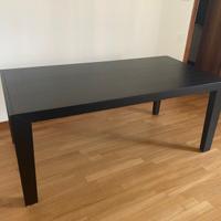 Tavolo allungabile in legno massello tinto nero.