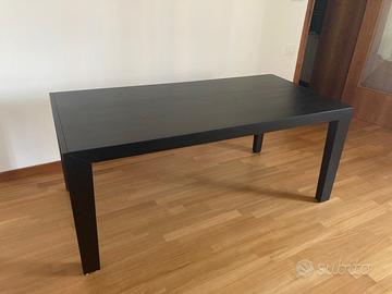 Tavolo allungabile in legno massello tinto nero.