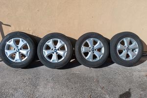 cerchi in lega con gomme invernali dacia duster 