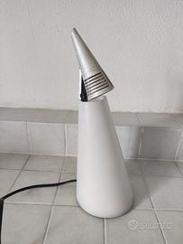 Lampada da tavolo Iota, design Hikaru Mori per Nem