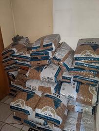 Stufa a pellet + 60 sacchi di pellet