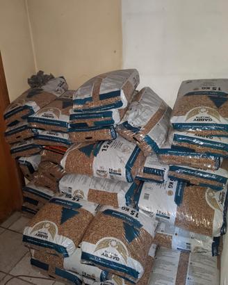 Stufa a pellet + 60 sacchi di pellet