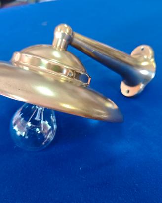 Lampada in ottone da parete