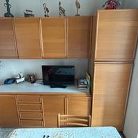 Mobile cucina in legno con tavolo, sedie, frigo