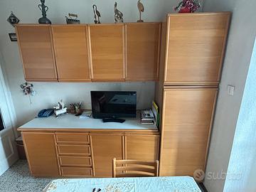 Mobile cucina in legno con tavolo, sedie, frigo