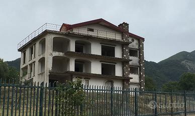 Villetta bifamiliare con giardino antisismica