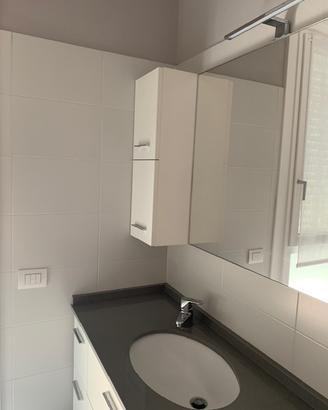 TOP BAGNO, in quarzo grigio scuro