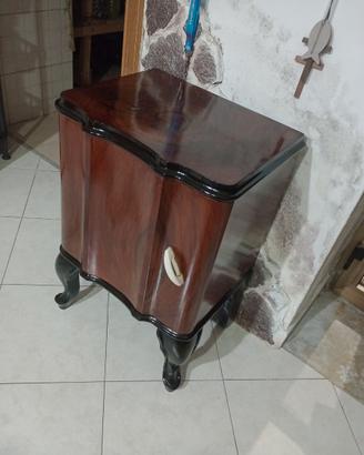 Comodino chippendale