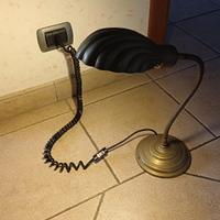 Lampada in ottone con tubo e cavo flessibili