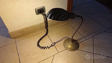 Lampada in ottone con tubo e cavo flessibili