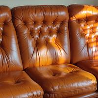 Divano in pelle con due poltrone