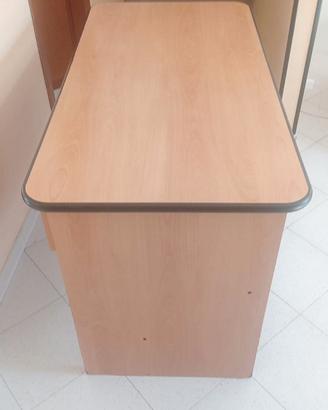 scrivania con carrello tastiera e porta pc e casse