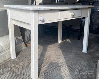 tavola cucina anni 50 con mattarello e sul fianco 