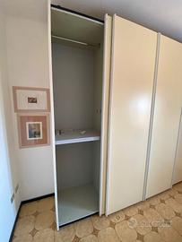 Armadio con tre ante scorrevoli