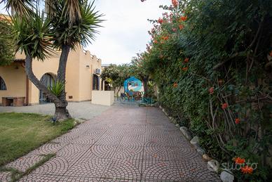 Villa arredata con giardino e terrazza