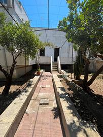 Intera abitazione con garage e giardino