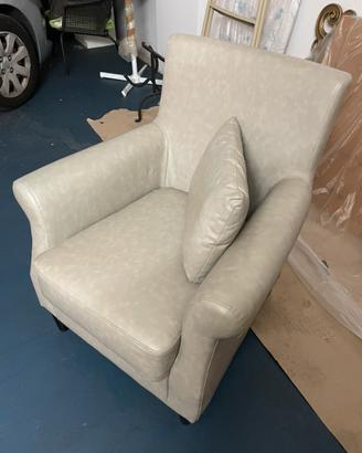 Poltrona moderna monoposto con cuscino.