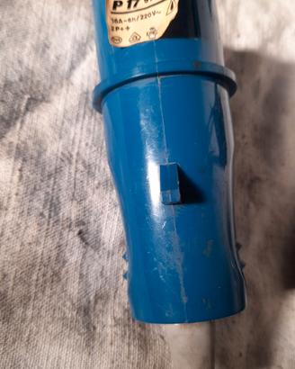 Spina 220v di tipo industriale