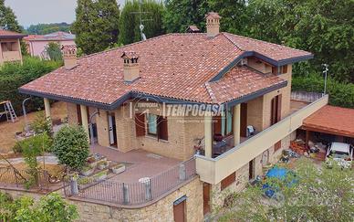 VILLA SINGOLA DI AMPIA METRATURA CON GIARDINO, BOX