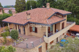 VILLA SINGOLA DI AMPIA METRATURA CON GIARDINO, BOX