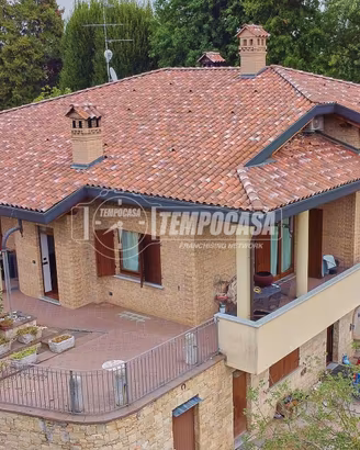 VILLA SINGOLA DI AMPIA METRATURA CON GIARDINO, BOX