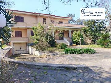 Villa di 400 m² con più di 5 locali e box auto dop
