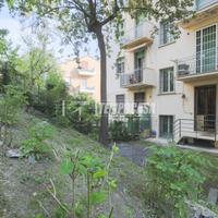 APPARTAMENTO CON GIARDINO PRIVATO, GARAGE E CANTIN