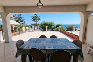 Casa con veranda a pochi passi dal mare