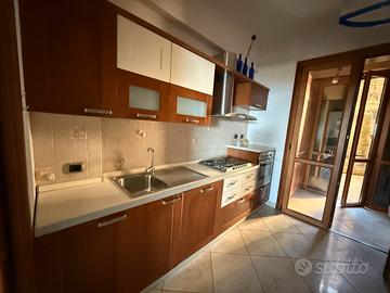 Cucina con elettrodomestici