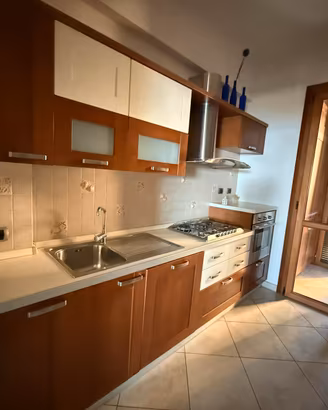 Cucina con elettrodomestici
