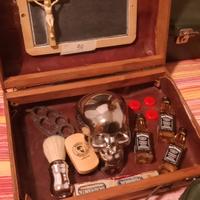 baule e valigie vintage con all'interno bott