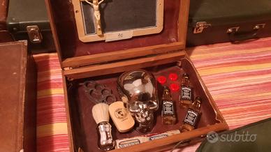 baule e valigie vintage con all'interno bott