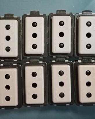 Quindici prese BTicino 